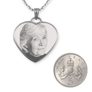 5p Scale Stainless Steel Rope Edged Heart Photo Pendant