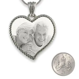 5p Scale Stainless Steel Large Rope Edged Curved Heart Photo Pendant