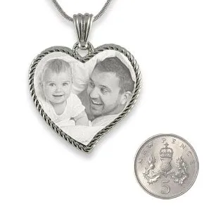 5p Scale Stainless Steel Large Rope Edged Curved Heart Photo Merged Pendant