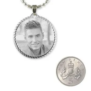 5p Scale Dimensions of Stainless Steel Rope Edged Round Photo Pendant